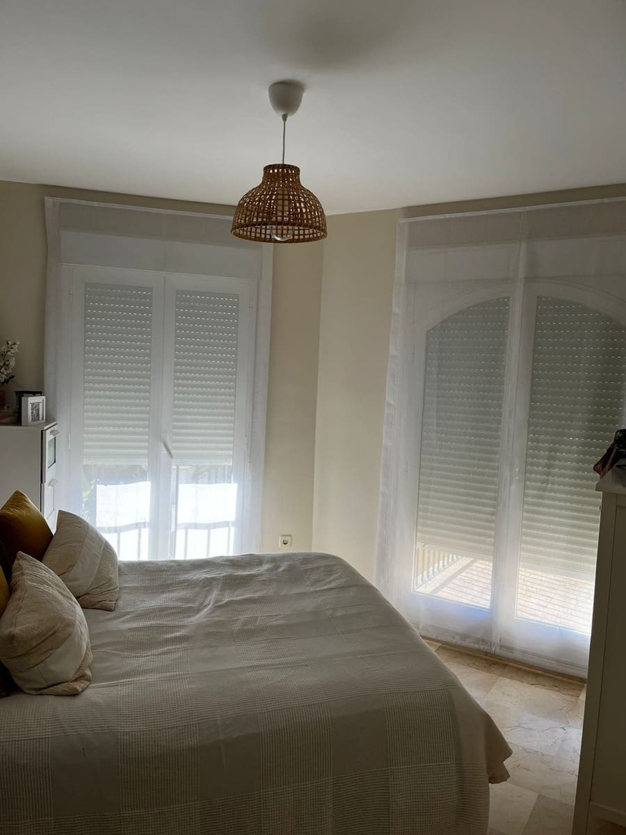 4 soveværelse Semi-Rækkehus til salg i Riviera del Sol med swimmingpool garage - € 460.000 (Ref: 9549807)