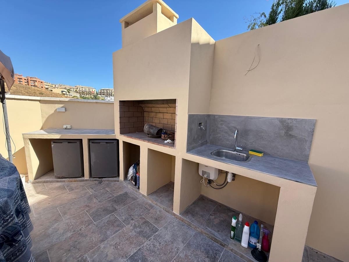 4 soveværelse Semi-Rækkehus til salg i Riviera del Sol med swimmingpool garage - € 460.000 (Ref: 9549807)