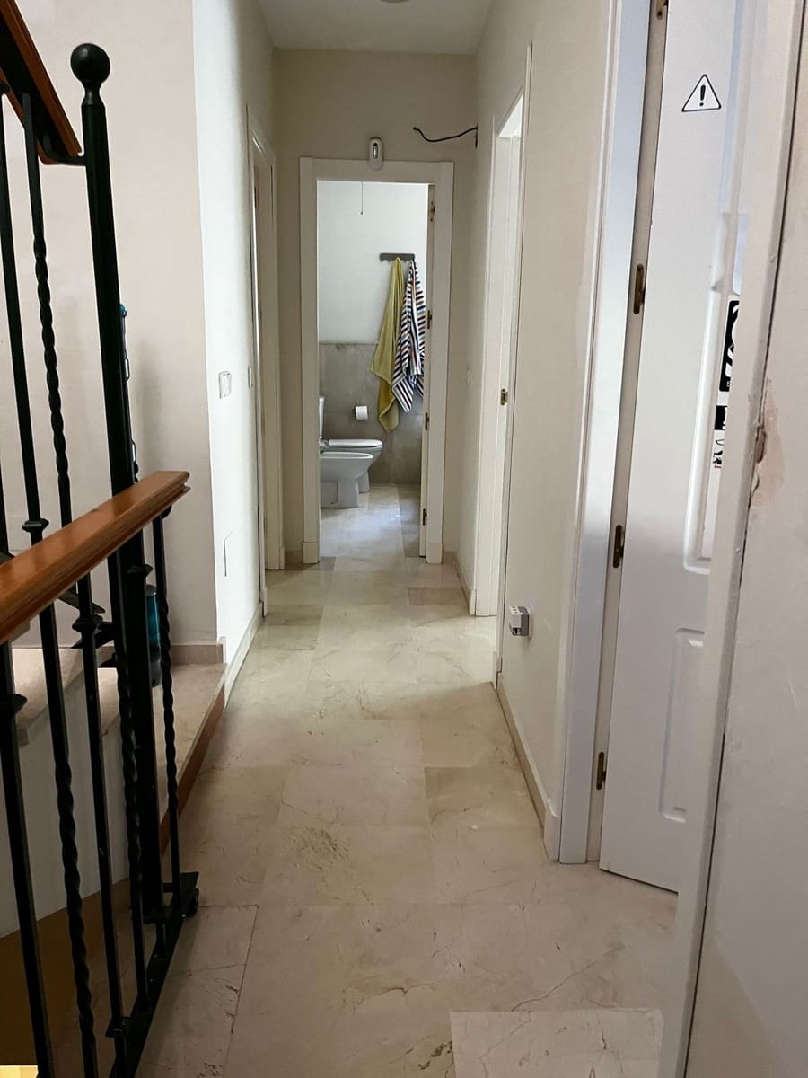 4 soveværelse Semi-Rækkehus til salg i Riviera del Sol med swimmingpool garage - € 460.000 (Ref: 9549807)