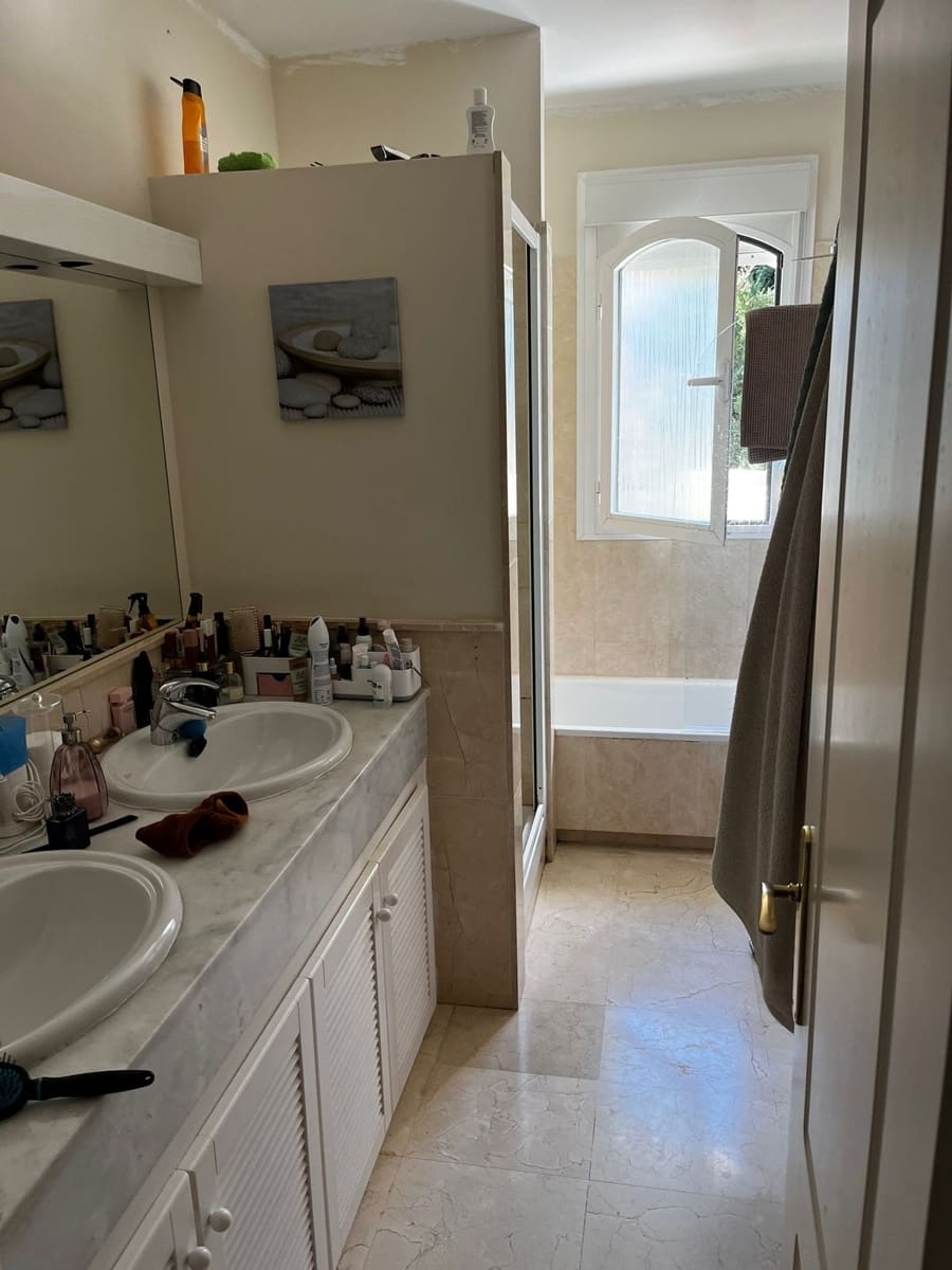 4 soveværelse Semi-Rækkehus til salg i Riviera del Sol med swimmingpool garage - € 460.000 (Ref: 9549807)