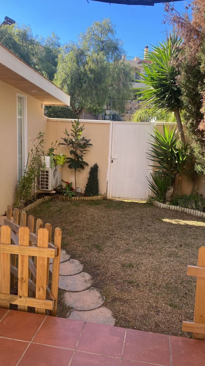 4 soveværelse Semi-Rækkehus til salg i Riviera del Sol med swimmingpool garage - € 460.000 (Ref: 9549807)