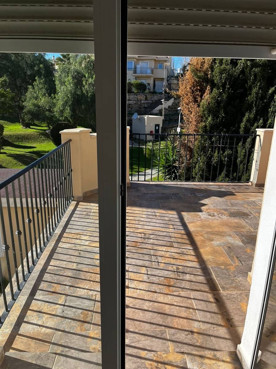 4 soveværelse Semi-Rækkehus til salg i Riviera del Sol med swimmingpool garage - € 460.000 (Ref: 9549807)