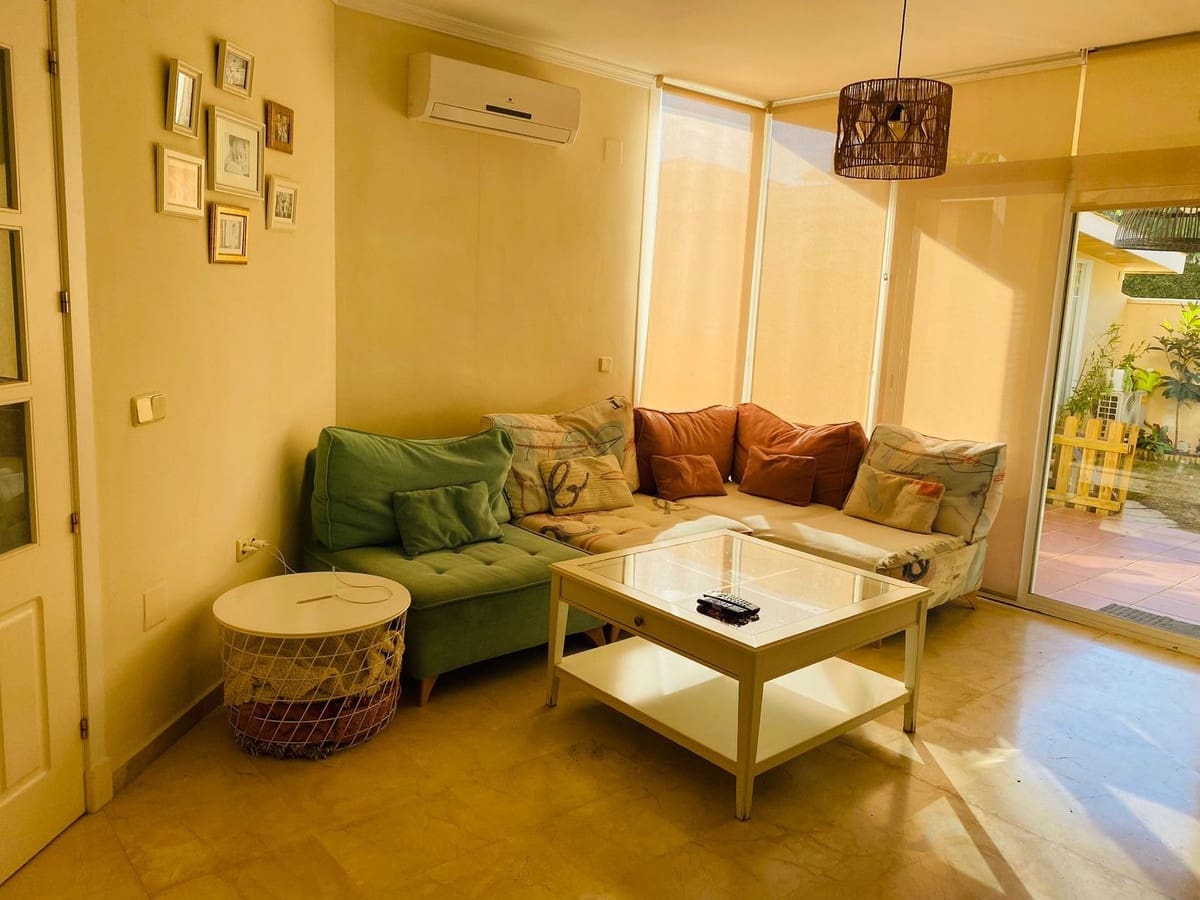 4 soveværelse Semi-Rækkehus til salg i Riviera del Sol med swimmingpool garage - € 460.000 (Ref: 9549807)