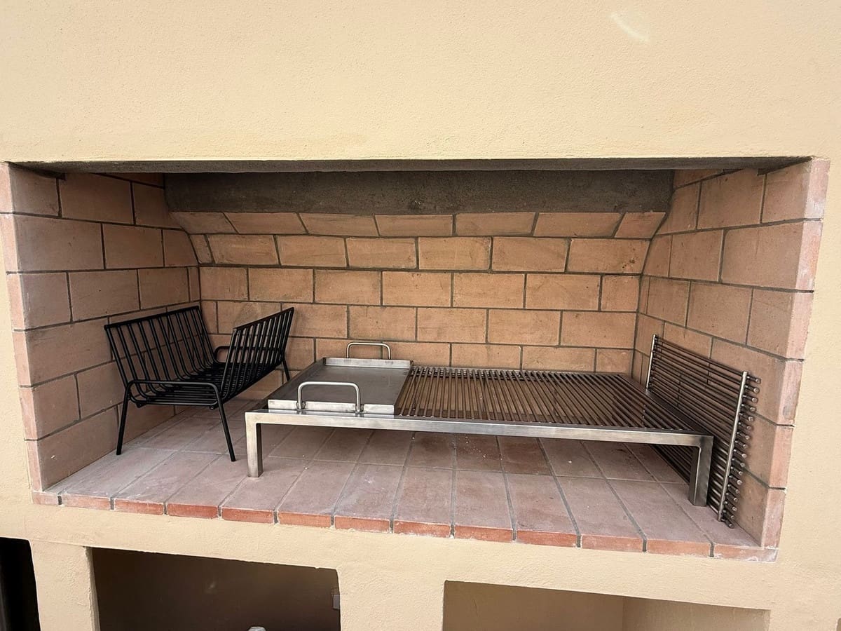 4 soveværelse Semi-Rækkehus til salg i Riviera del Sol med swimmingpool garage - € 460.000 (Ref: 9549807)