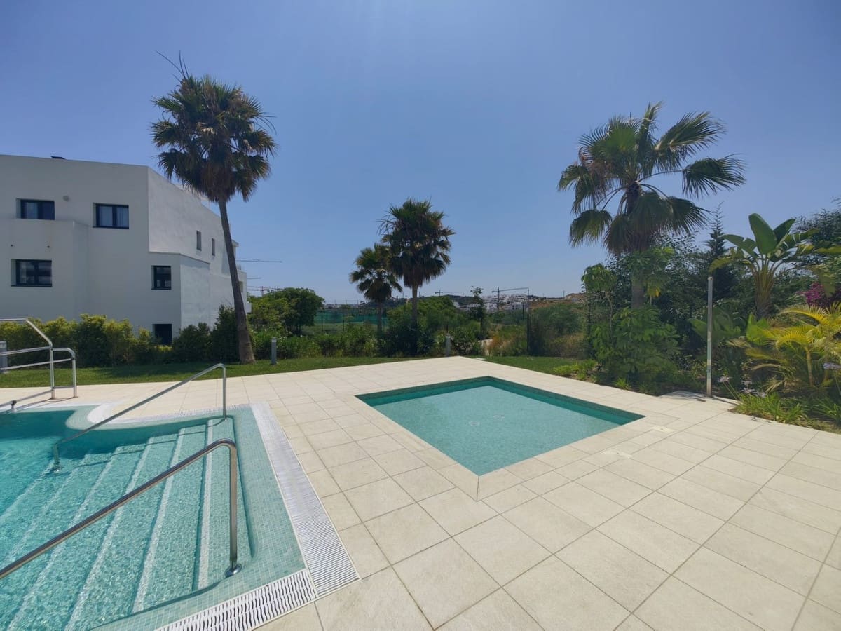 Apartamento de 3 habitaciones en Estepona en venta con piscina garaje - 485.000 € (Ref: 9549819)