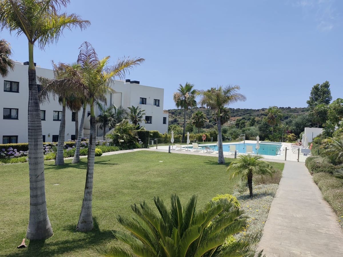 Apartamento de 3 habitaciones en Estepona en venta con piscina garaje - 485.000 € (Ref: 9549819)