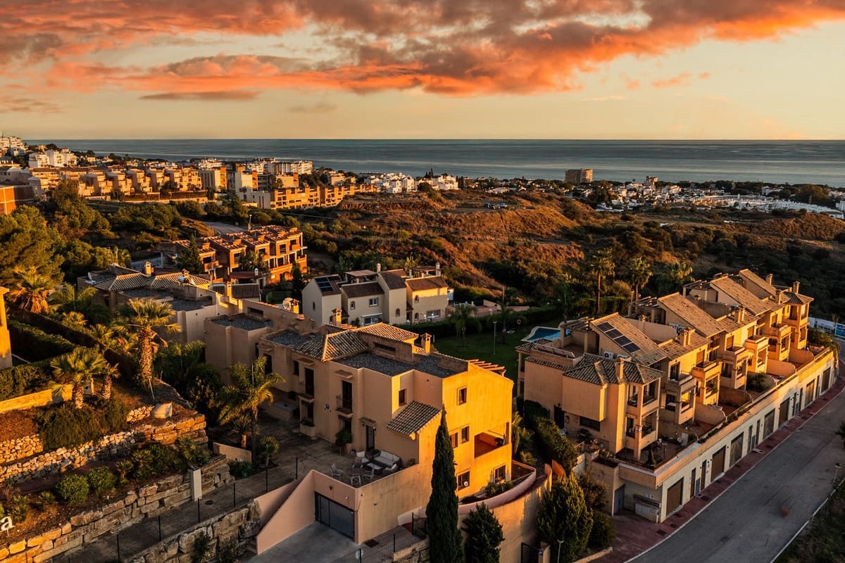 4 soverom Kjedet enebolig til salgs i Riviera del Sol med svømmebasseng garasje - € 549 000 (Ref: 9549820)