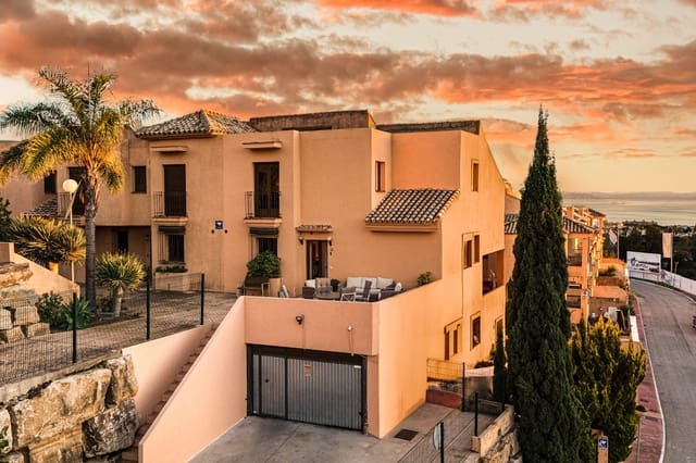 4 soverom Kjedet enebolig til salgs i Riviera del Sol, Mijas med svømmebasseng garasje - € 549 000 (Ref: 9549820)