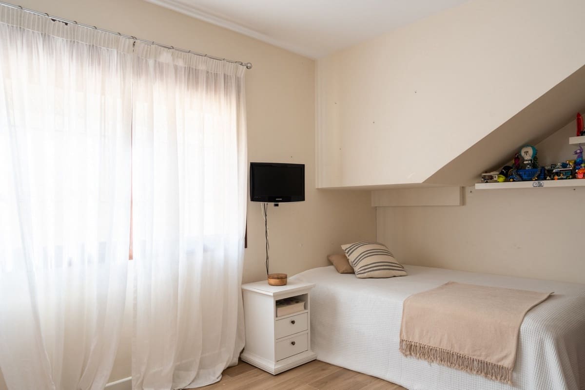 5 makuuhuone Huvila myytävänä paikassa La Sierrezuela mukana uima-altaan - 950 000 € (Ref: 9549873)