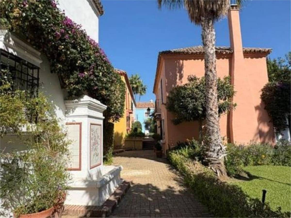 Casa de 2 habitaciones en Guadalmina en venta con piscina garaje - 689.000 € (Ref: 9549921)
