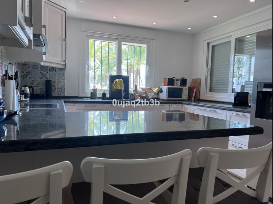 4 bedroom Apartment for sale in Nueva Andalucia with pool garage - € 1,500,000 (Ref: 9550030)