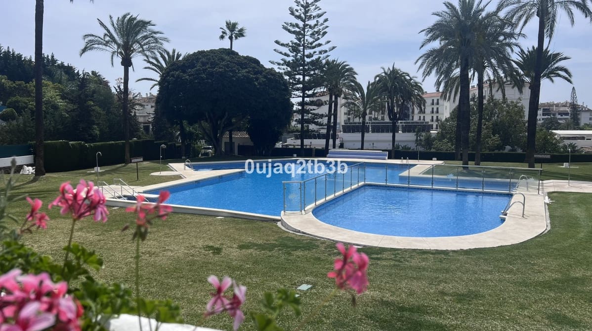 4 bedroom Apartment for sale in Nueva Andalucia with pool garage - € 1,500,000 (Ref: 9550030)