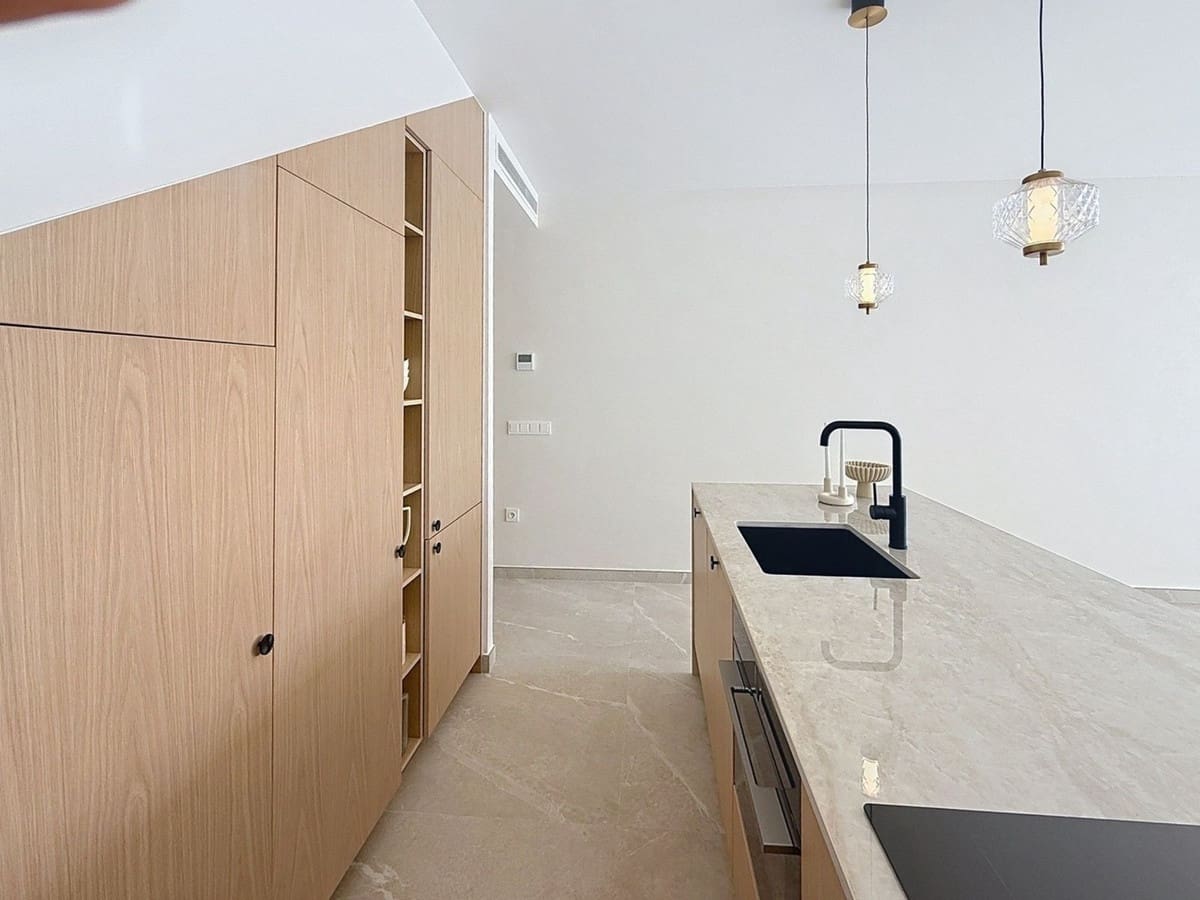 4 soveværelse Byhus til salg i Nueva Andalucia med swimmingpool - € 1.499.000 (Ref: 9550046)