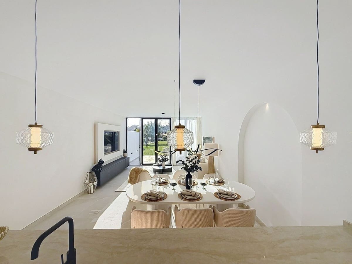 4 soveværelse Byhus til salg i Nueva Andalucia med swimmingpool - € 1.499.000 (Ref: 9550046)