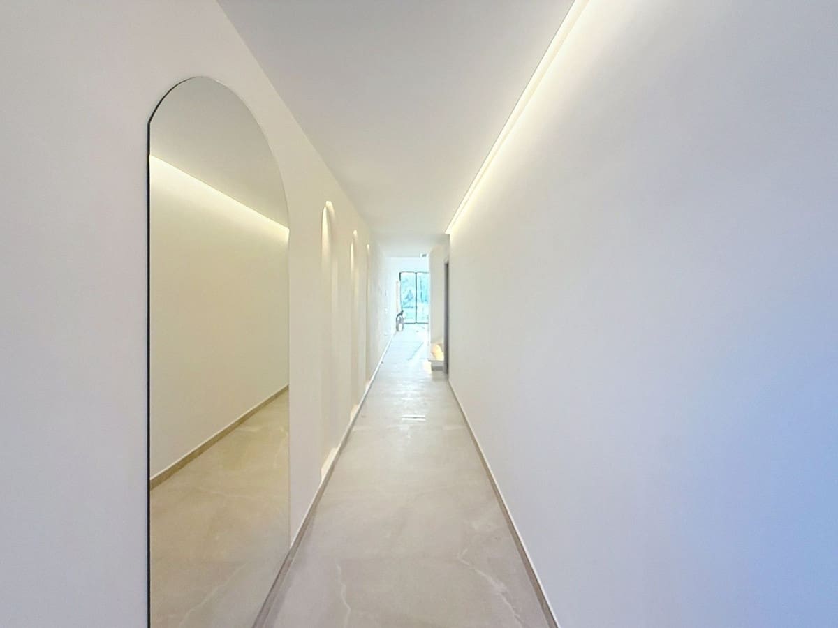 4 soveværelse Byhus til salg i Nueva Andalucia med swimmingpool - € 1.499.000 (Ref: 9550046)