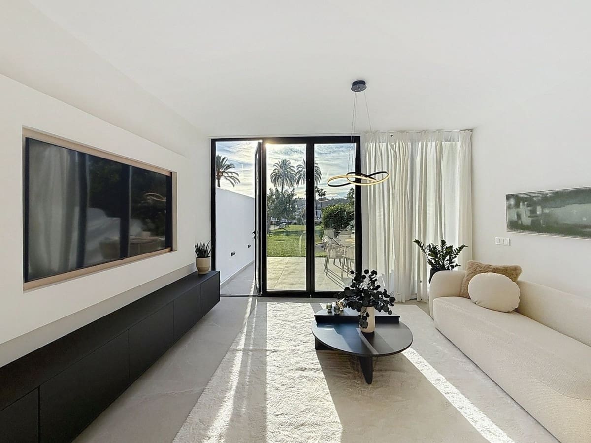 4 soveværelse Byhus til salg i Nueva Andalucia med swimmingpool - € 1.499.000 (Ref: 9550046)