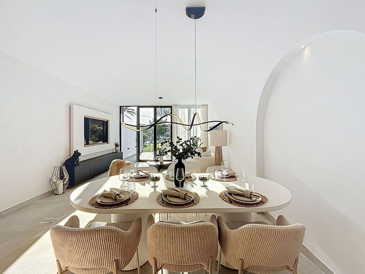 4 soveværelse Byhus til salg i Nueva Andalucia med swimmingpool - € 1.499.000 (Ref: 9550046)