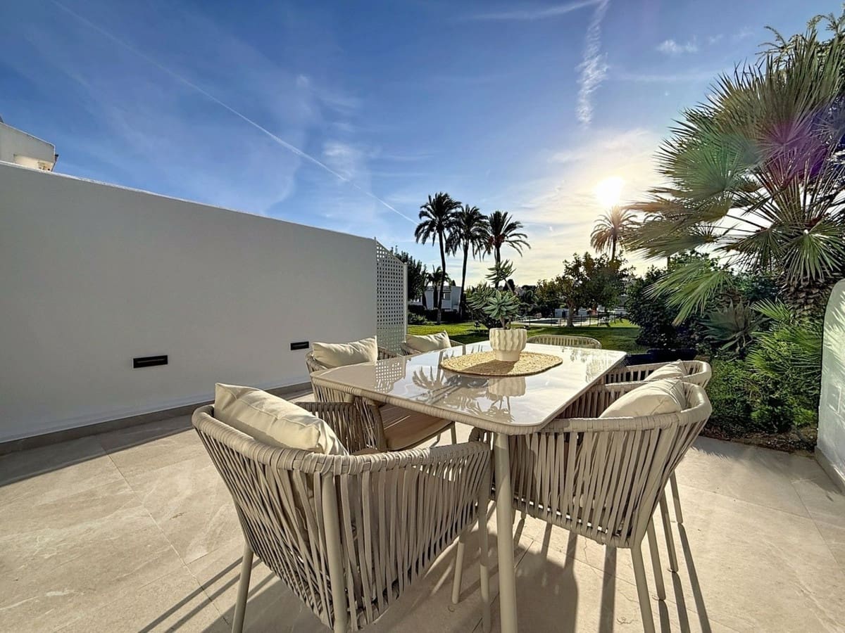 4 soveværelse Byhus til salg i Nueva Andalucia med swimmingpool - € 1.499.000 (Ref: 9550046)