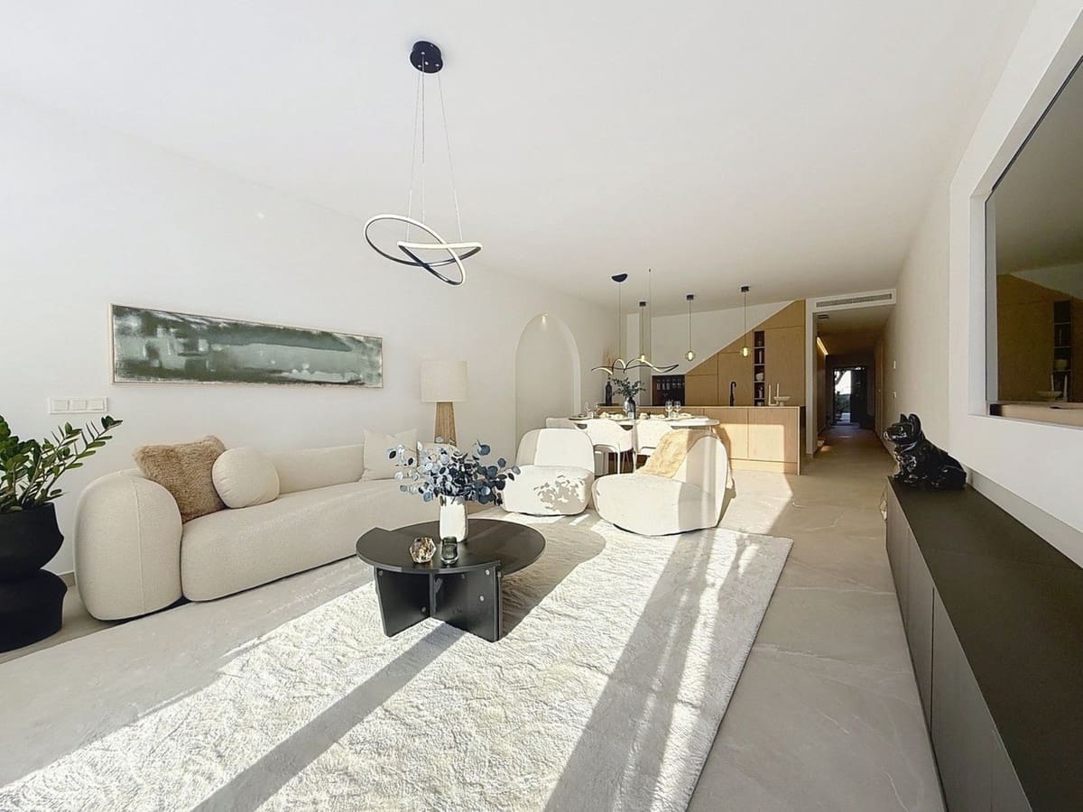 4 soveværelse Byhus til salg i Nueva Andalucia med swimmingpool - € 1.499.000 (Ref: 9550046)