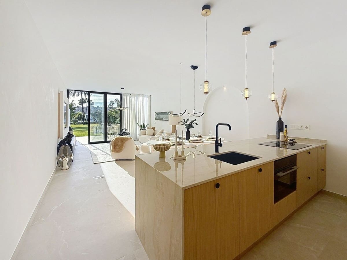 4 soveværelse Byhus til salg i Nueva Andalucia med swimmingpool - € 1.499.000 (Ref: 9550046)