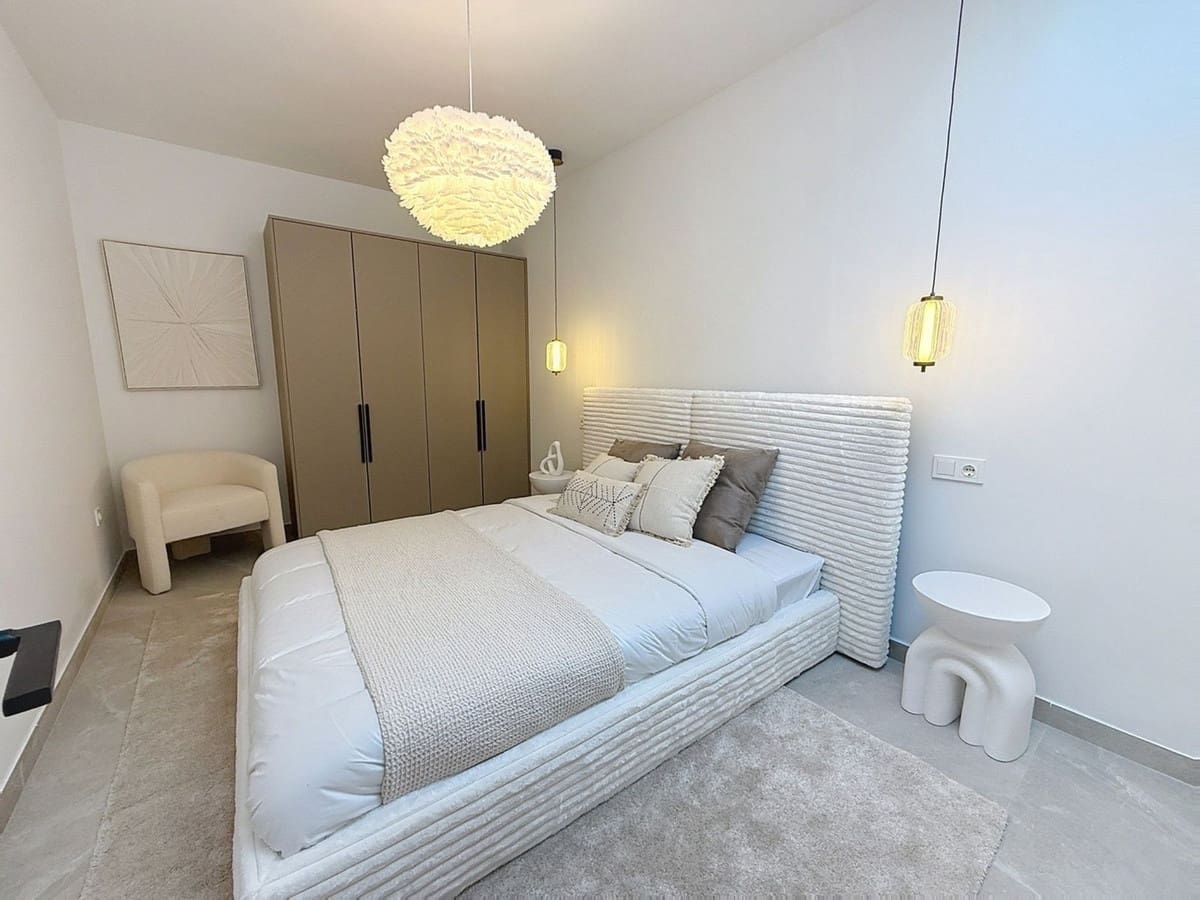 4 soveværelse Byhus til salg i Nueva Andalucia med swimmingpool - € 1.499.000 (Ref: 9550046)