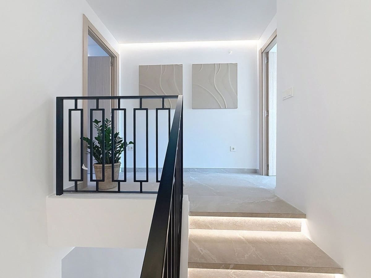 4 soveværelse Byhus til salg i Nueva Andalucia med swimmingpool - € 1.499.000 (Ref: 9550046)