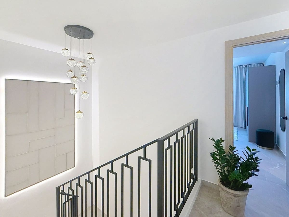 4 soveværelse Byhus til salg i Nueva Andalucia med swimmingpool - € 1.499.000 (Ref: 9550046)