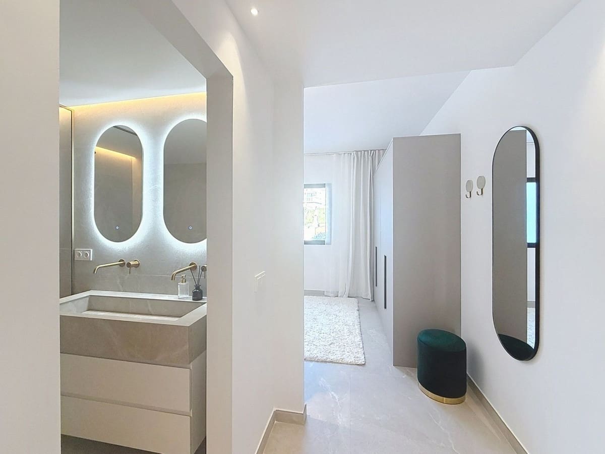 4 soveværelse Byhus til salg i Nueva Andalucia med swimmingpool - € 1.499.000 (Ref: 9550046)