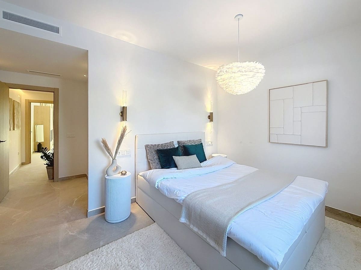 4 soveværelse Byhus til salg i Nueva Andalucia med swimmingpool - € 1.499.000 (Ref: 9550046)