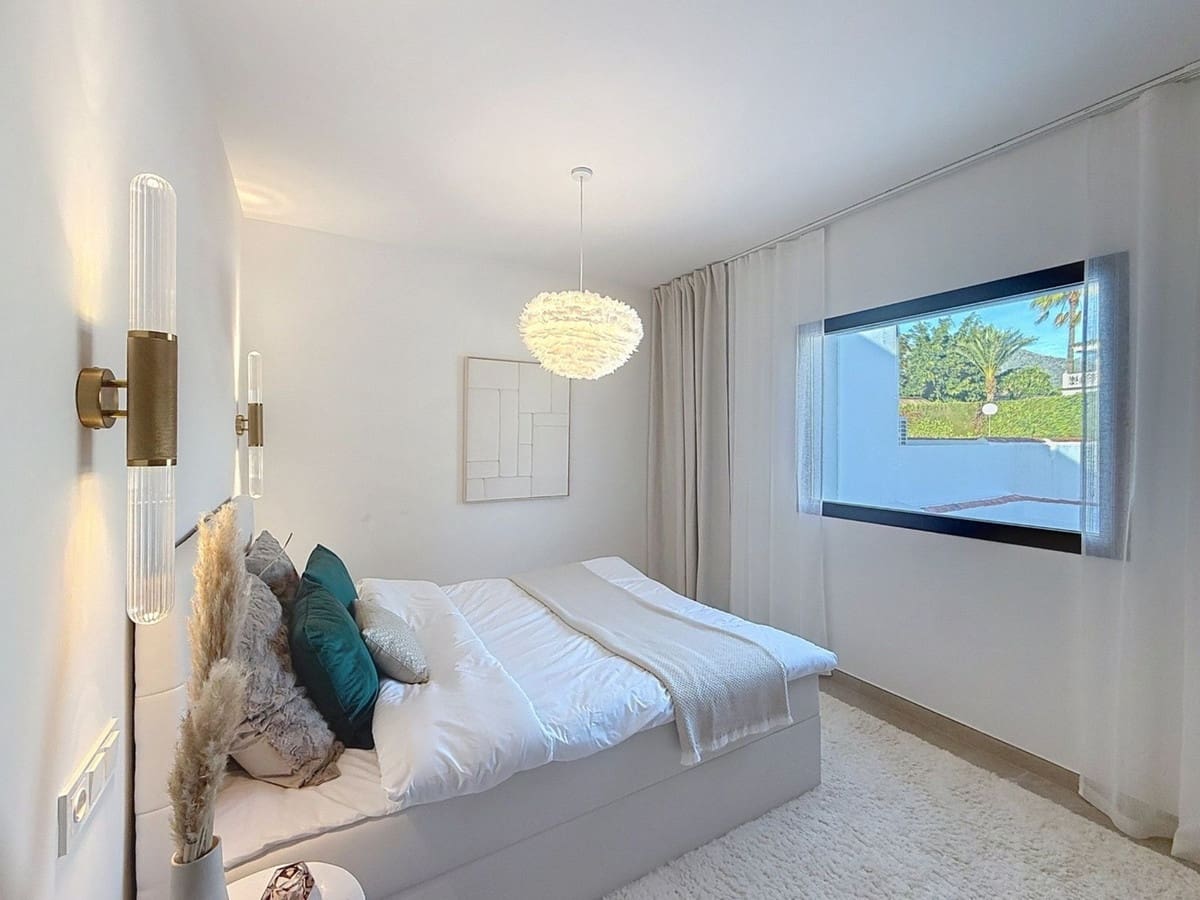 4 soveværelse Byhus til salg i Nueva Andalucia med swimmingpool - € 1.499.000 (Ref: 9550046)