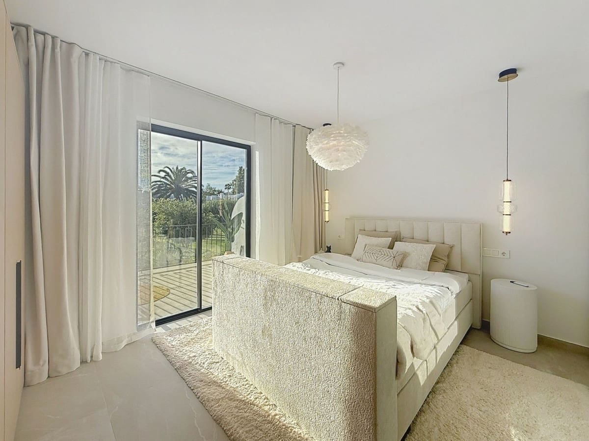 4 soveværelse Byhus til salg i Nueva Andalucia med swimmingpool - € 1.499.000 (Ref: 9550046)