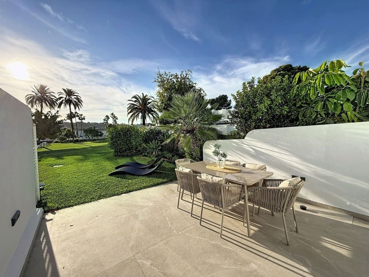 4 soveværelse Byhus til salg i Nueva Andalucia med swimmingpool - € 1.499.000 (Ref: 9550046)