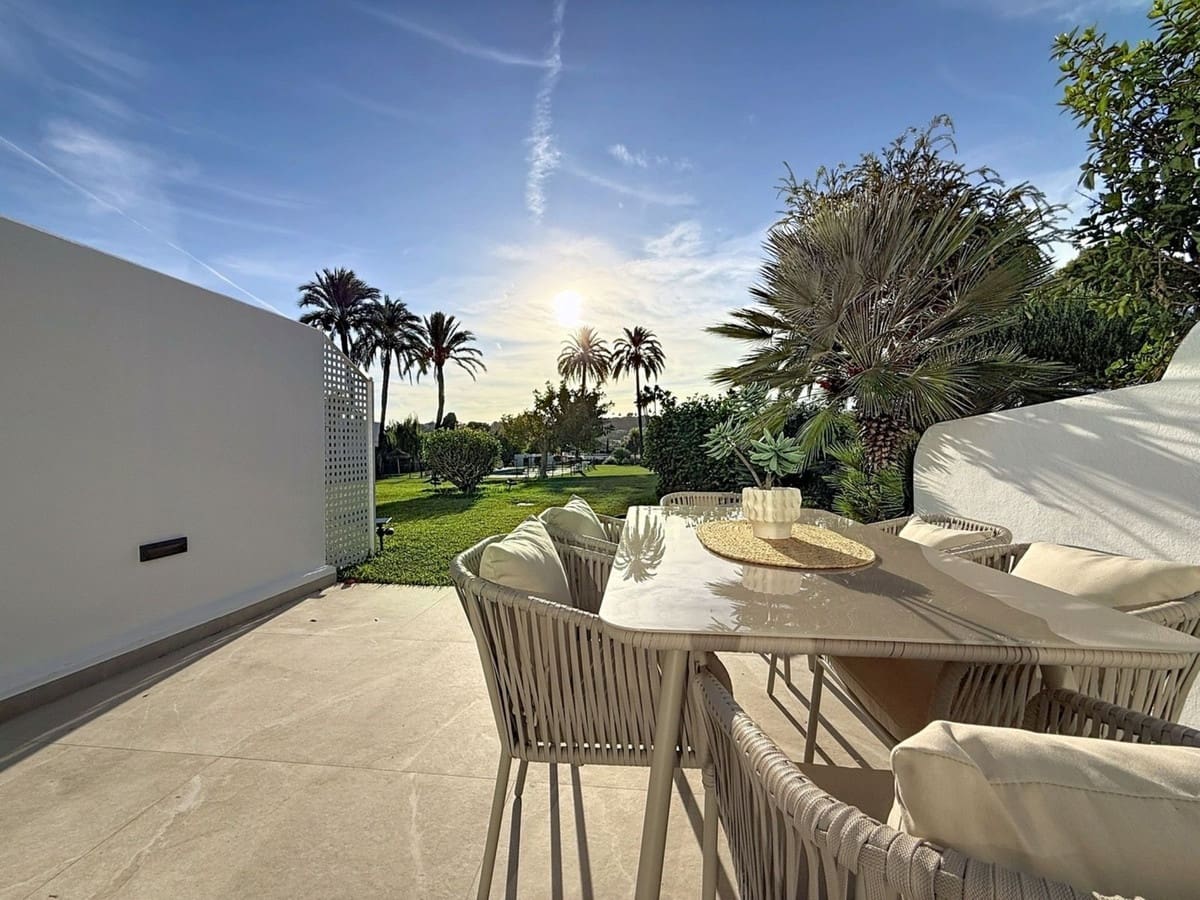 4 soveværelse Byhus til salg i Nueva Andalucia med swimmingpool - € 1.499.000 (Ref: 9550046)