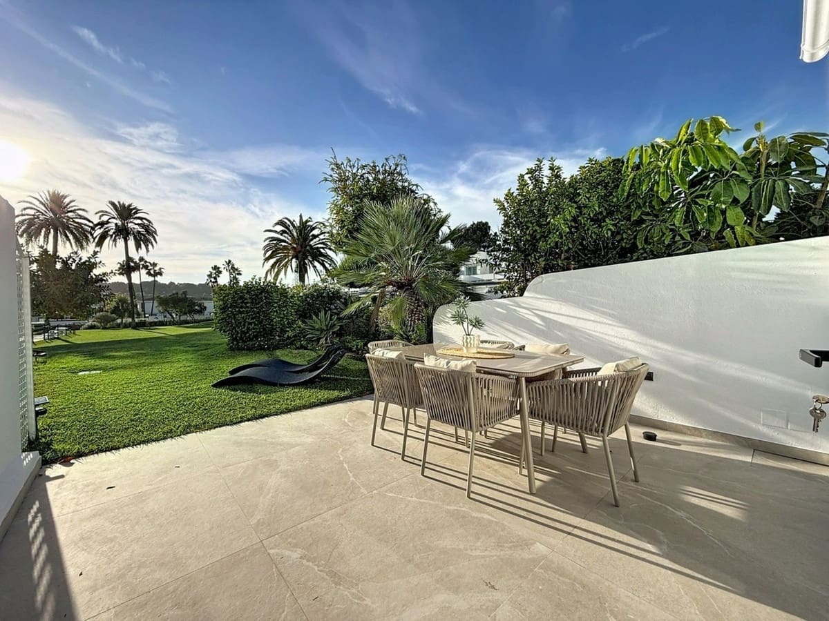 4 soveværelse Byhus til salg i Nueva Andalucia med swimmingpool - € 1.499.000 (Ref: 9550046)