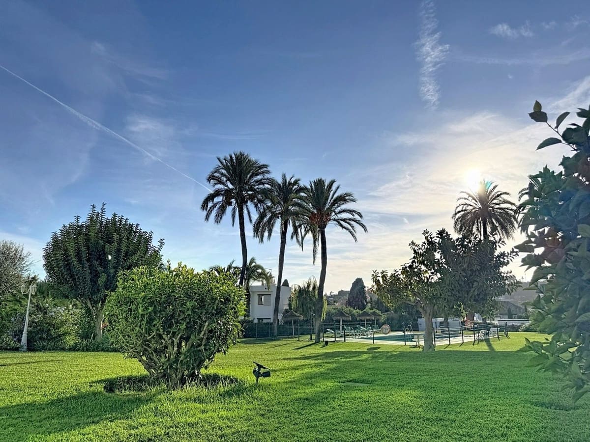 4 soveværelse Byhus til salg i Nueva Andalucia med swimmingpool - € 1.499.000 (Ref: 9550046)