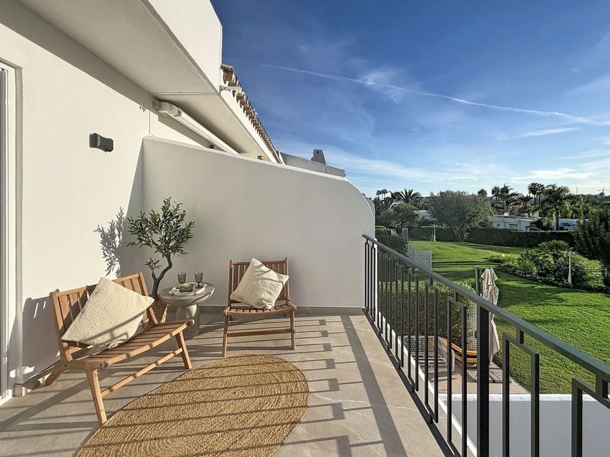 4 soveværelse Byhus til salg i Nueva Andalucia med swimmingpool - € 1.499.000 (Ref: 9550046)