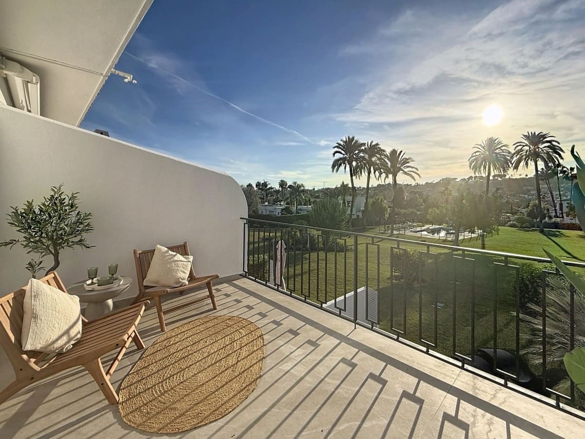 4 soveværelse Byhus til salg i Nueva Andalucia med swimmingpool - € 1.499.000 (Ref: 9550046)