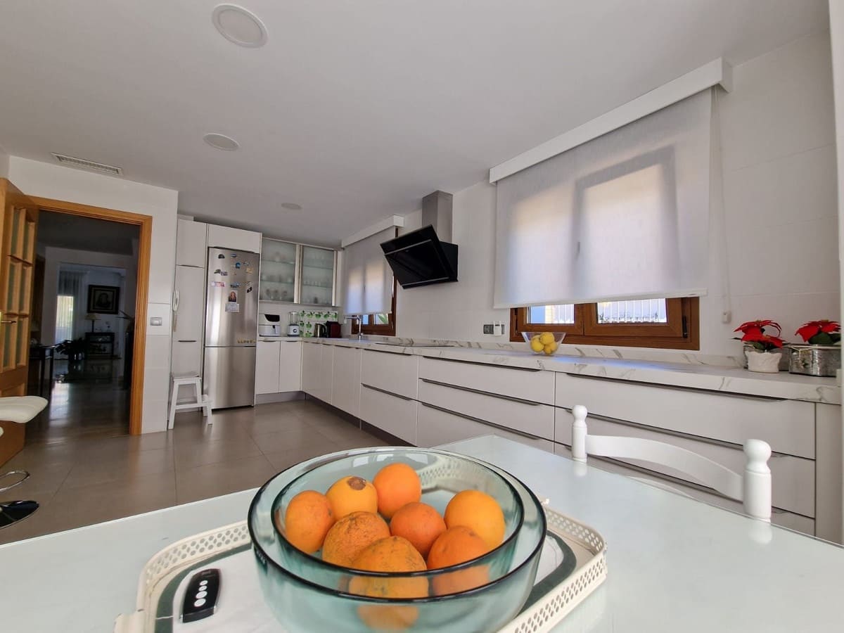 5 bedroom Semi-detached Villa for sale in Marbella with pool garage - € 2,200,000 (Ref: 9550051)