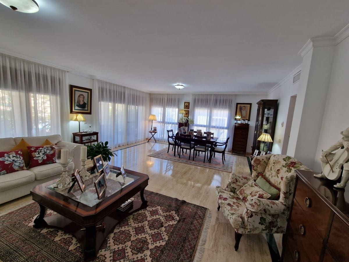 5 bedroom Semi-detached Villa for sale in Marbella with pool garage - € 2,200,000 (Ref: 9550051)