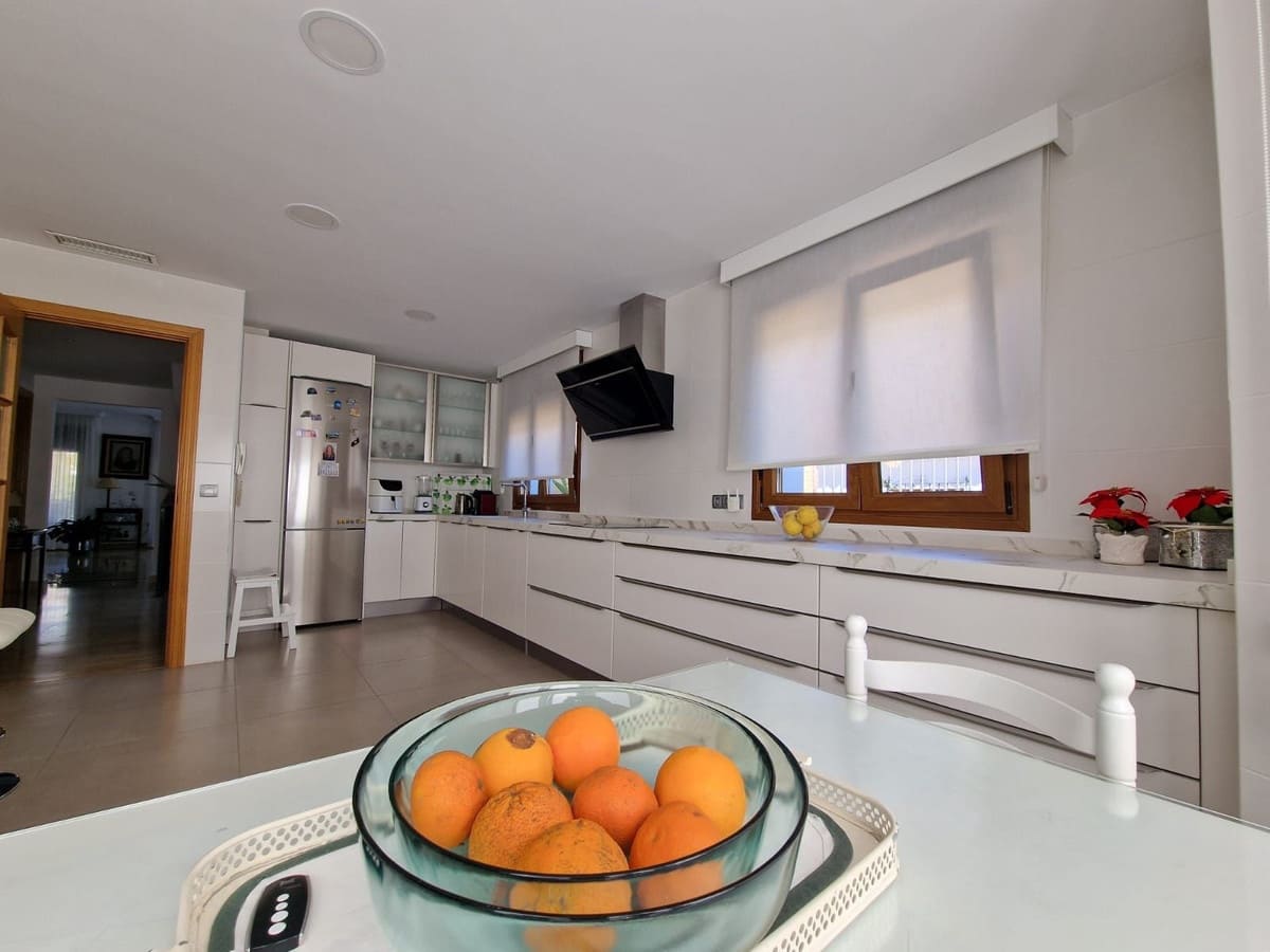 5 bedroom Semi-detached Villa for sale in Marbella with pool garage - € 2,200,000 (Ref: 9550051)