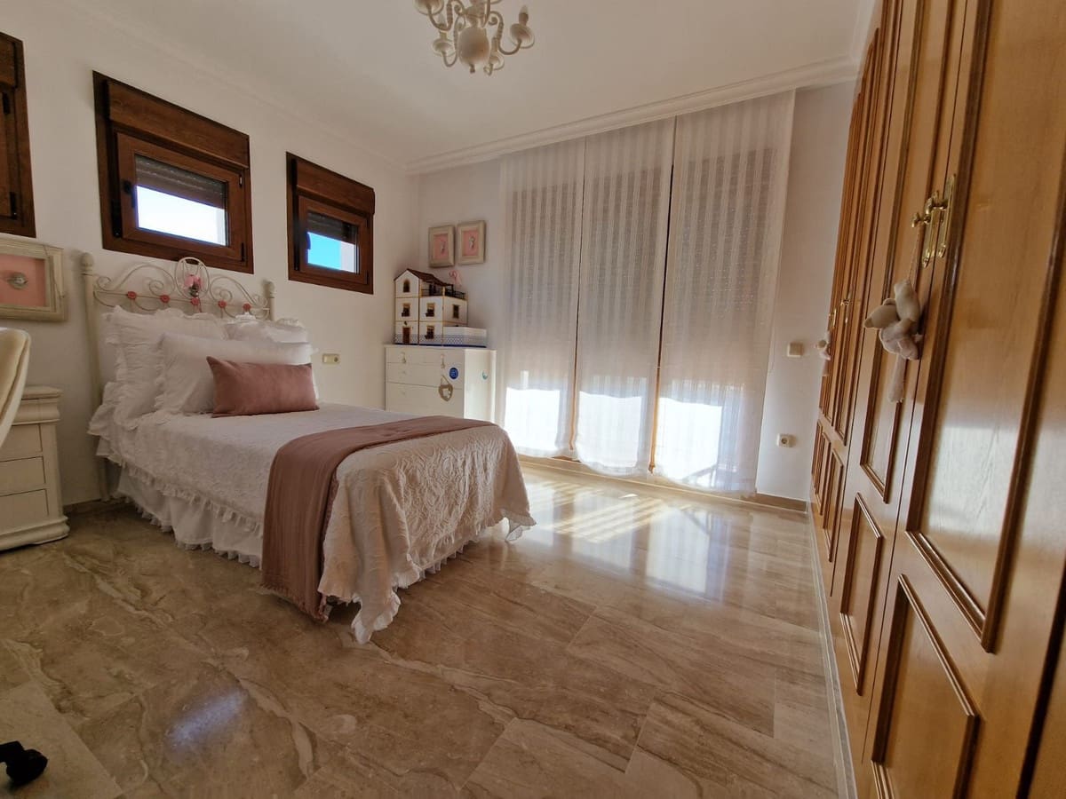 5 bedroom Semi-detached Villa for sale in Marbella with pool garage - € 2,200,000 (Ref: 9550051)
