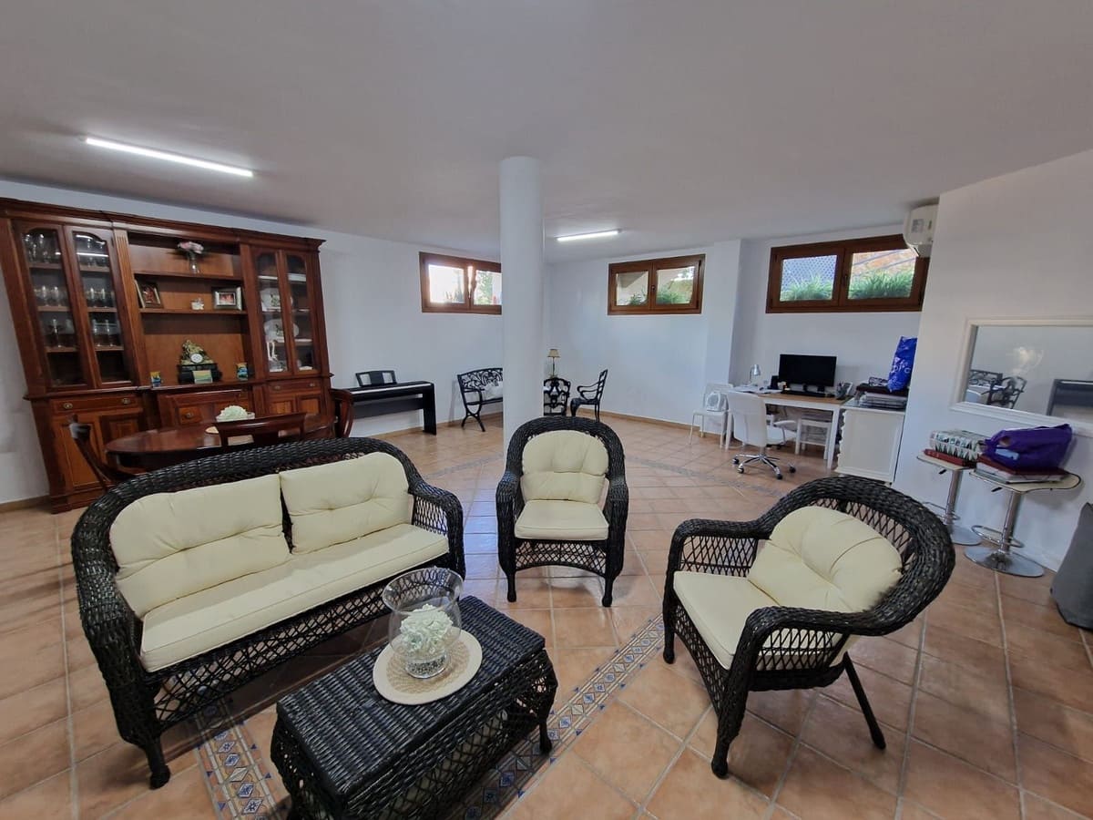 5 bedroom Semi-detached Villa for sale in Marbella with pool garage - € 2,200,000 (Ref: 9550051)