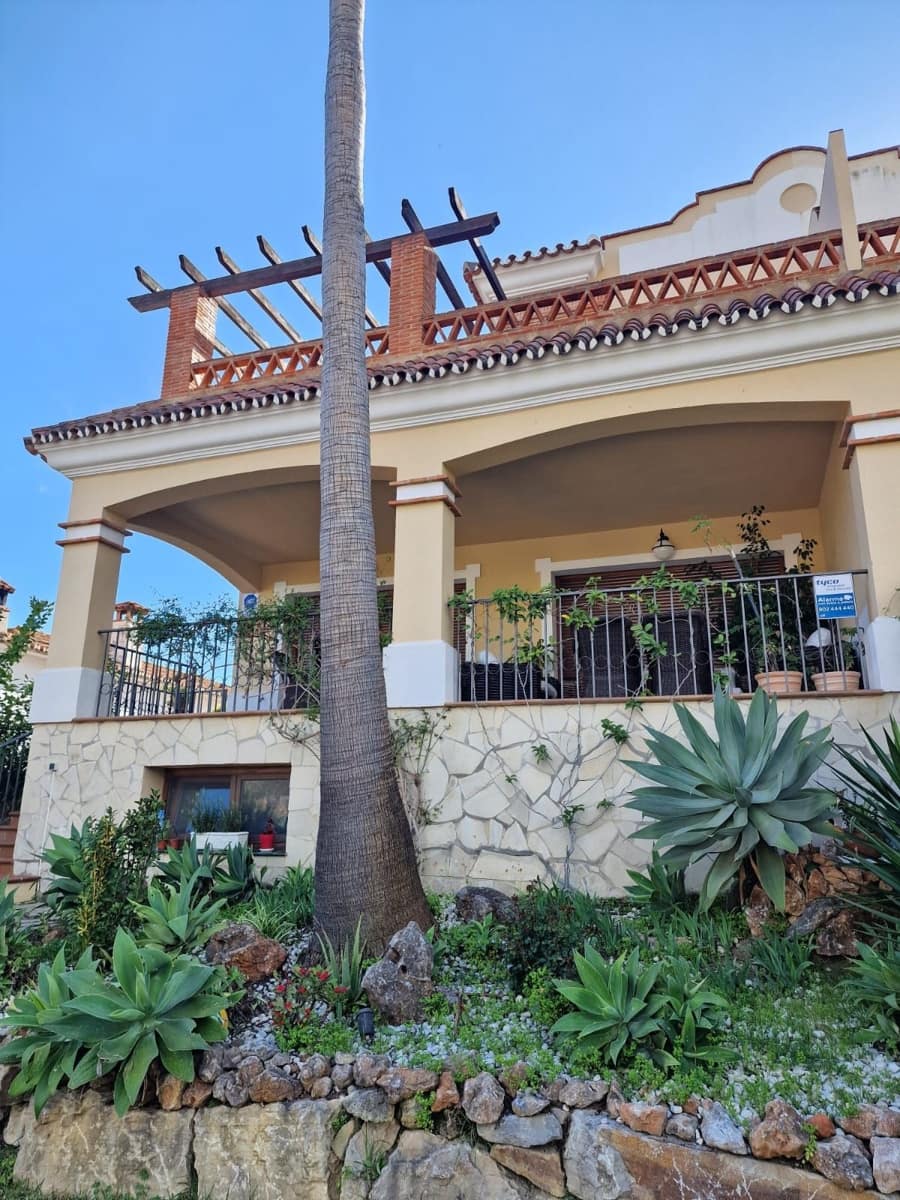5 bedroom Semi-detached Villa for sale in Marbella with pool garage - € 2,200,000 (Ref: 9550051)