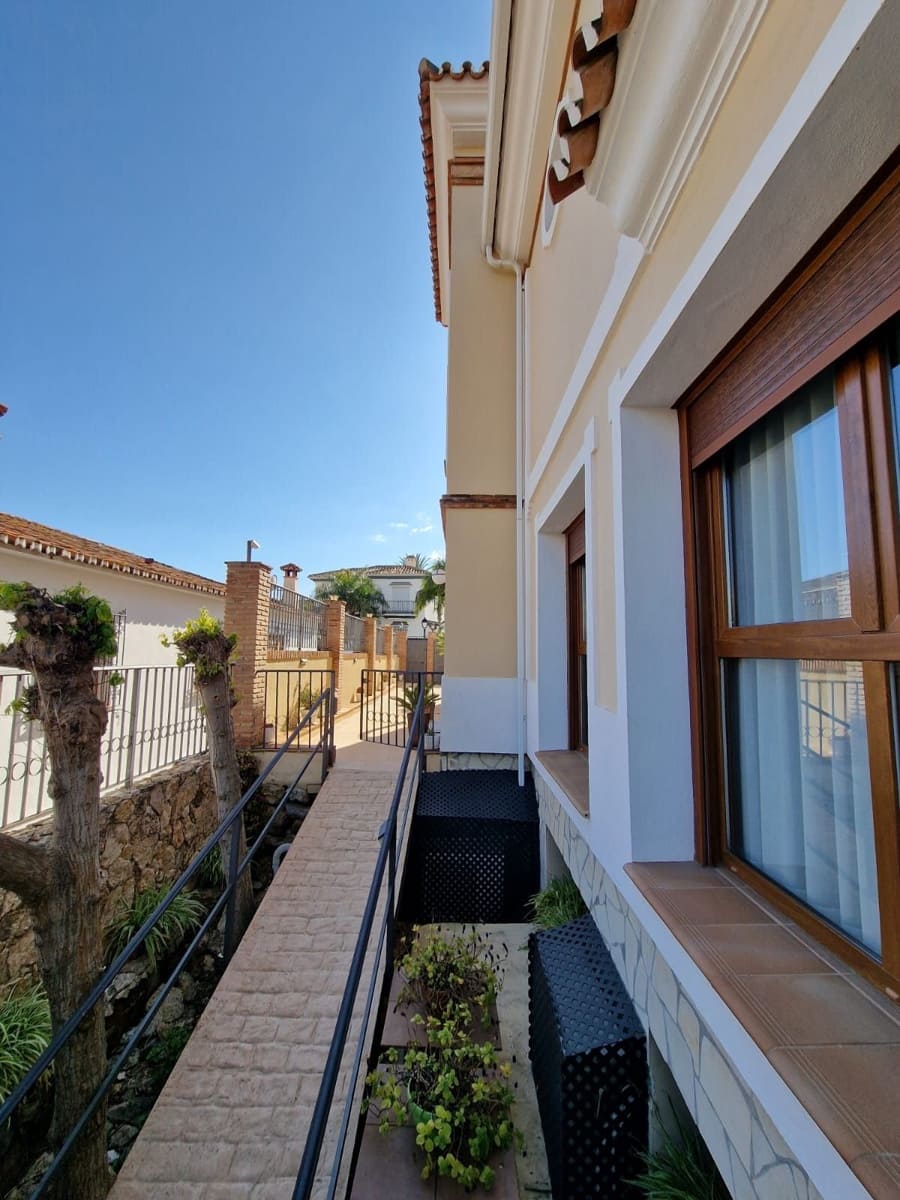 5 bedroom Semi-detached Villa for sale in Marbella with pool garage - € 2,200,000 (Ref: 9550051)