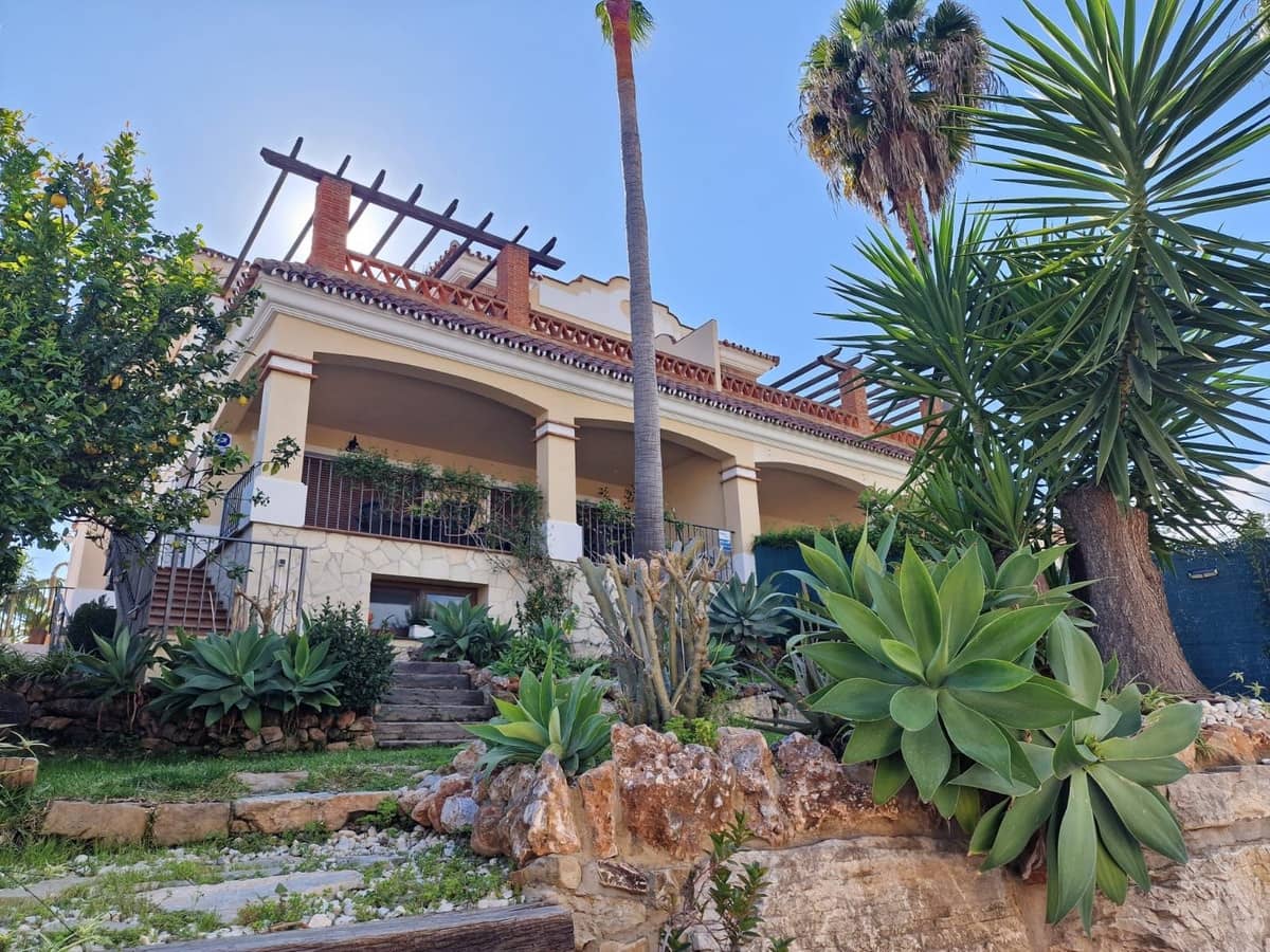 5 bedroom Semi-detached Villa for sale in Marbella with pool garage - € 2,200,000 (Ref: 9550051)