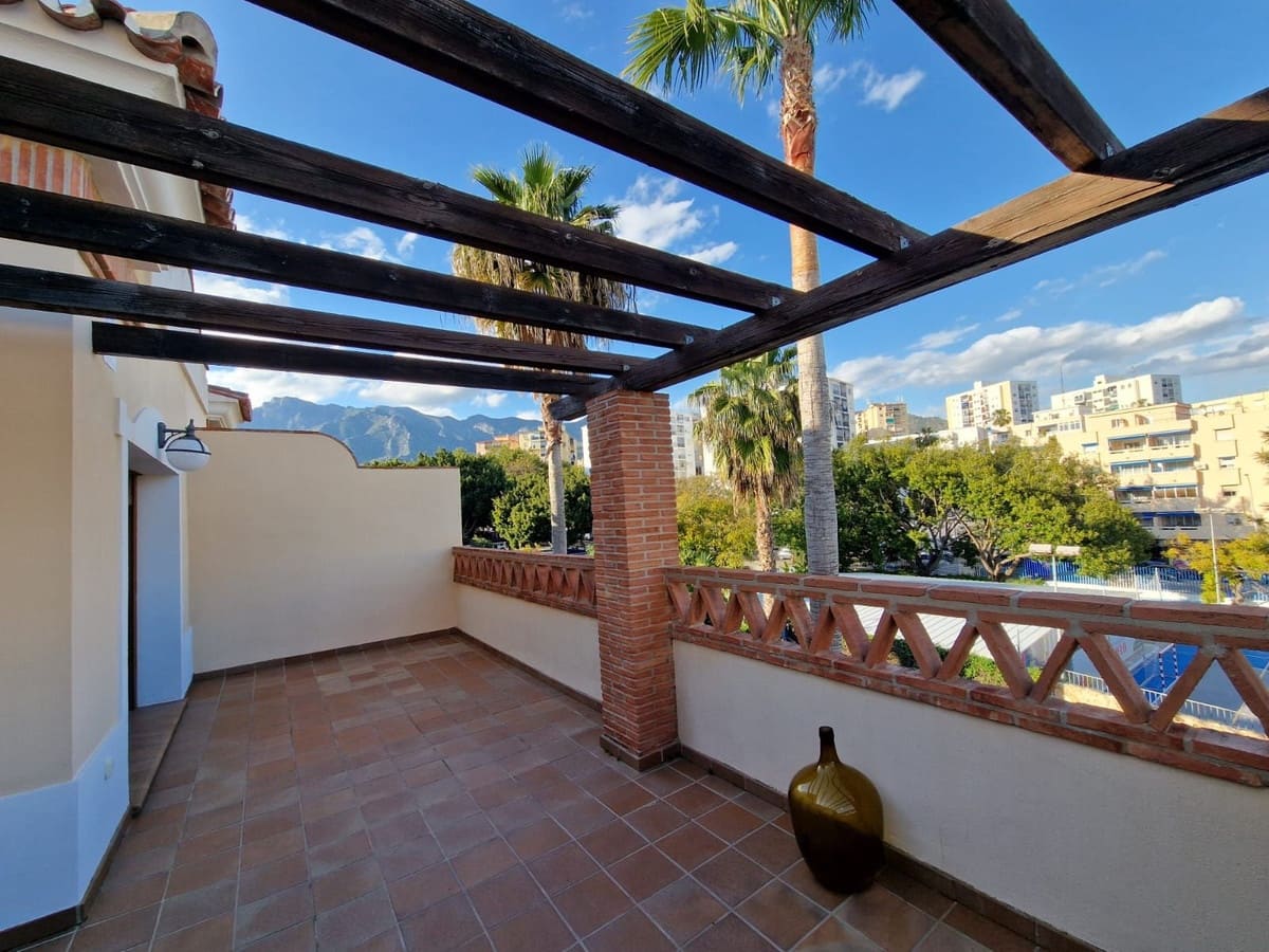 5 bedroom Semi-detached Villa for sale in Marbella with pool garage - € 2,200,000 (Ref: 9550051)