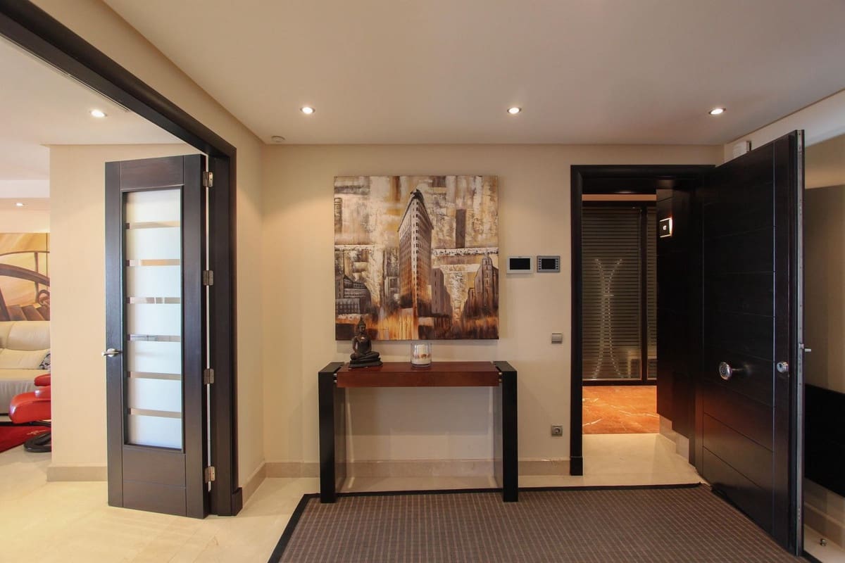 2 slaapkamer Appartement te koop in Puerto Banus met zwembad - € 2.400.000 (Ref: 9550068)