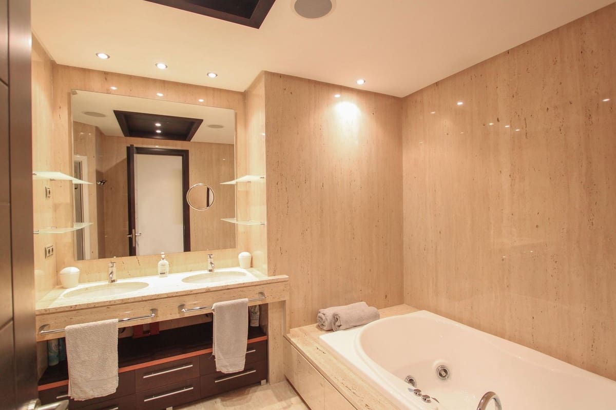 2 slaapkamer Appartement te koop in Puerto Banus met zwembad - € 2.400.000 (Ref: 9550068)