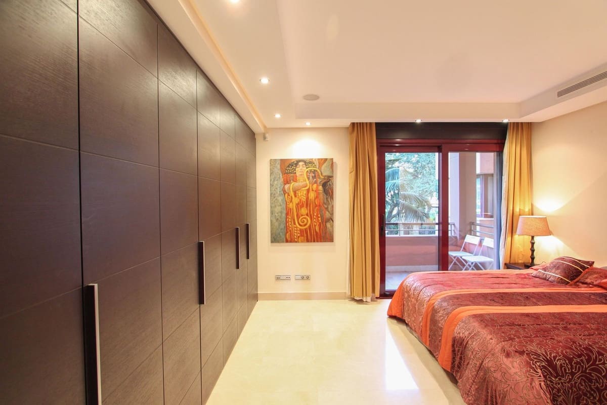 2 slaapkamer Appartement te koop in Puerto Banus met zwembad - € 2.400.000 (Ref: 9550068)