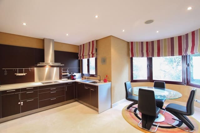 2 slaapkamer Appartement te koop in Puerto Banus, Marbella met zwembad - € 2.400.000 (Ref: 9550068)